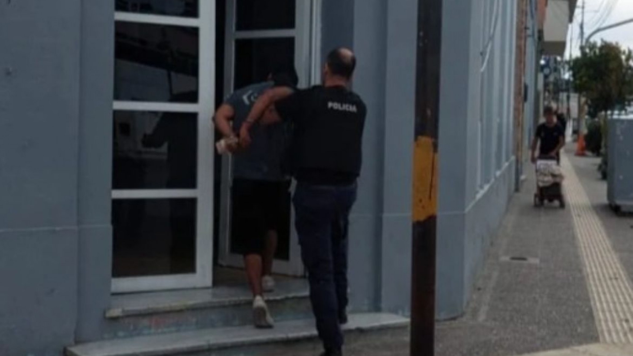 La policía intentó identificarlo y los invitó a pelear