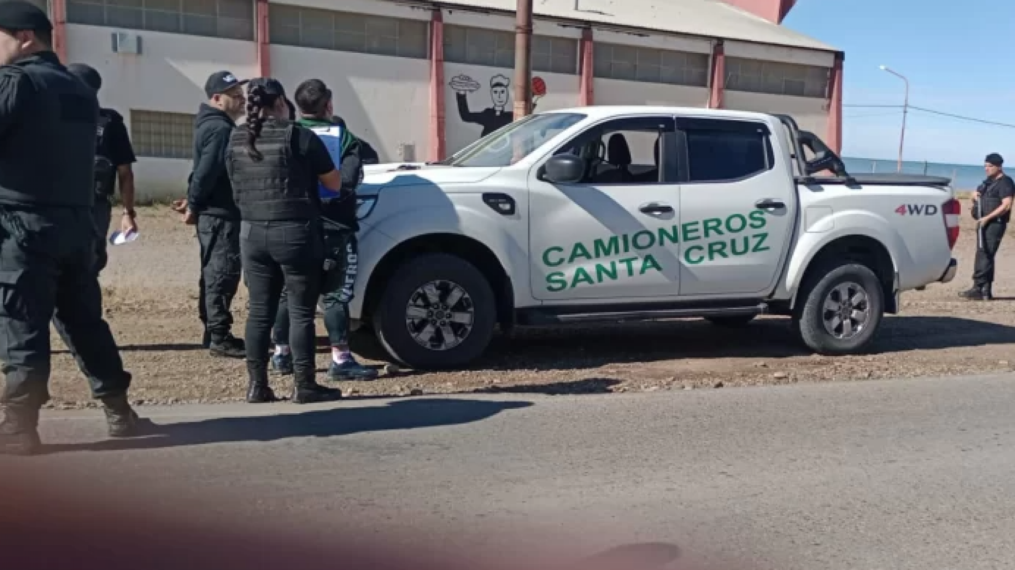 Un violento enfrentamiento entre sindicalistas y camionero de Comodoro en Caleta Olivia terminó con detenciones y secuestro
