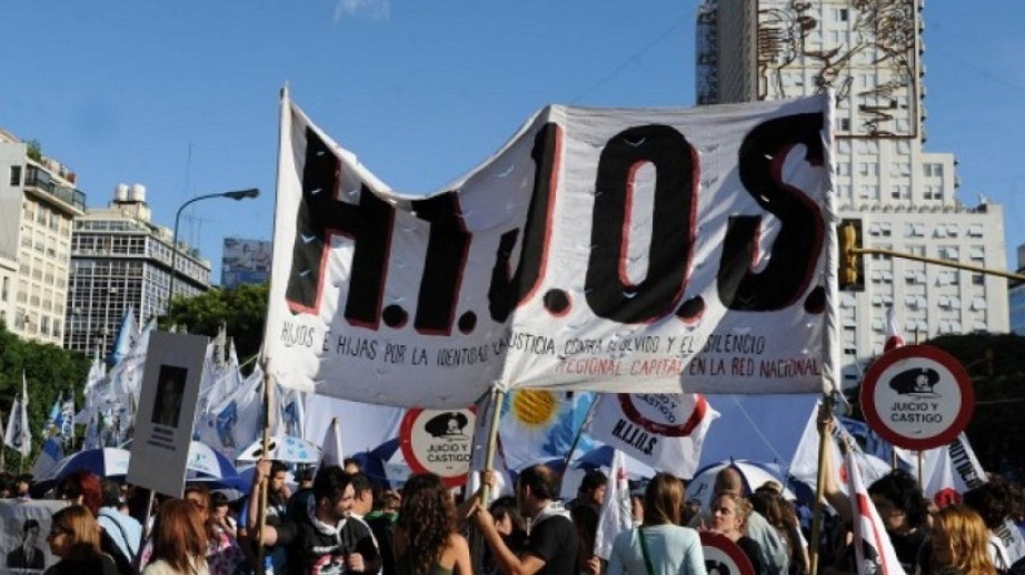 Amenaza de muerte y abuso a militante de H.I.J.O.S: pintaron en la pared "VLLC"