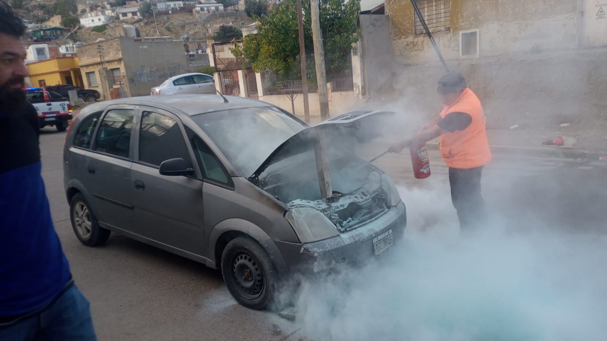 Se prendió fuego un auto en Avenida Rivadavia