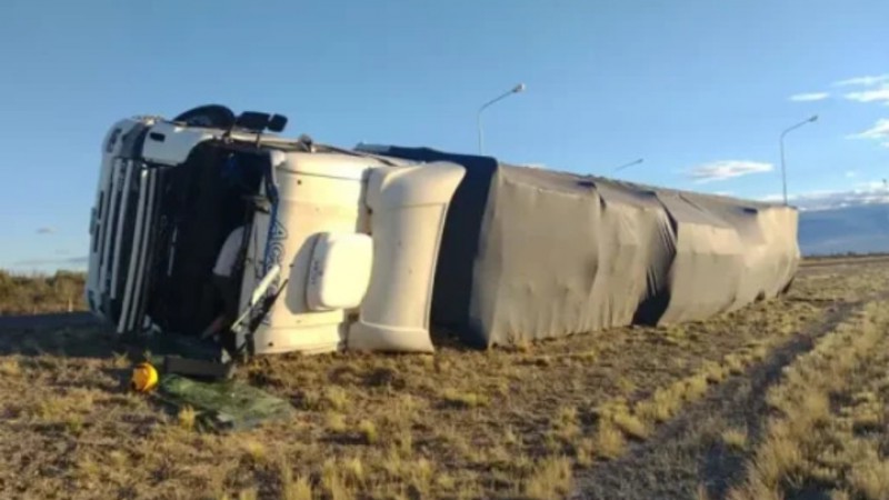 Un camión volcó en Ruta 1 y 2