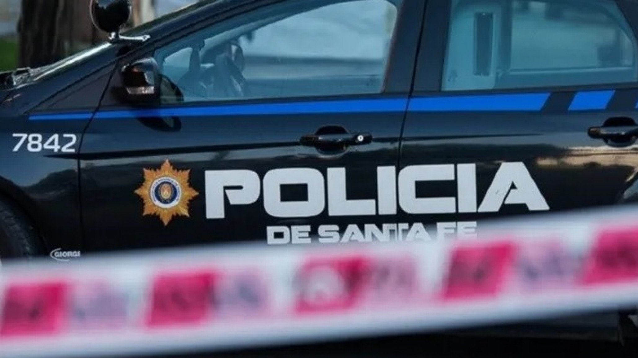 Delincuentes irrumpieron en una comisaría y liberaron 6 detenidos, uno asesinó a una joven