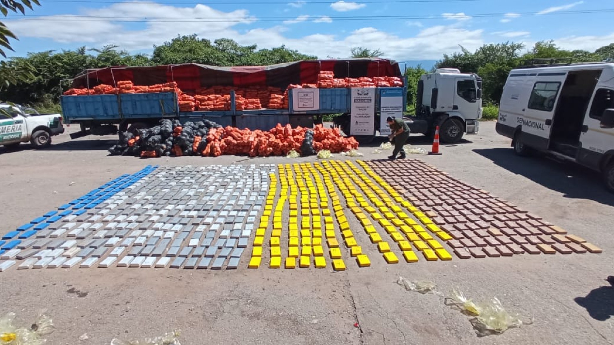Incautaron más de 850 kilos de cocaína ocultos en un camión que transportaba verduras