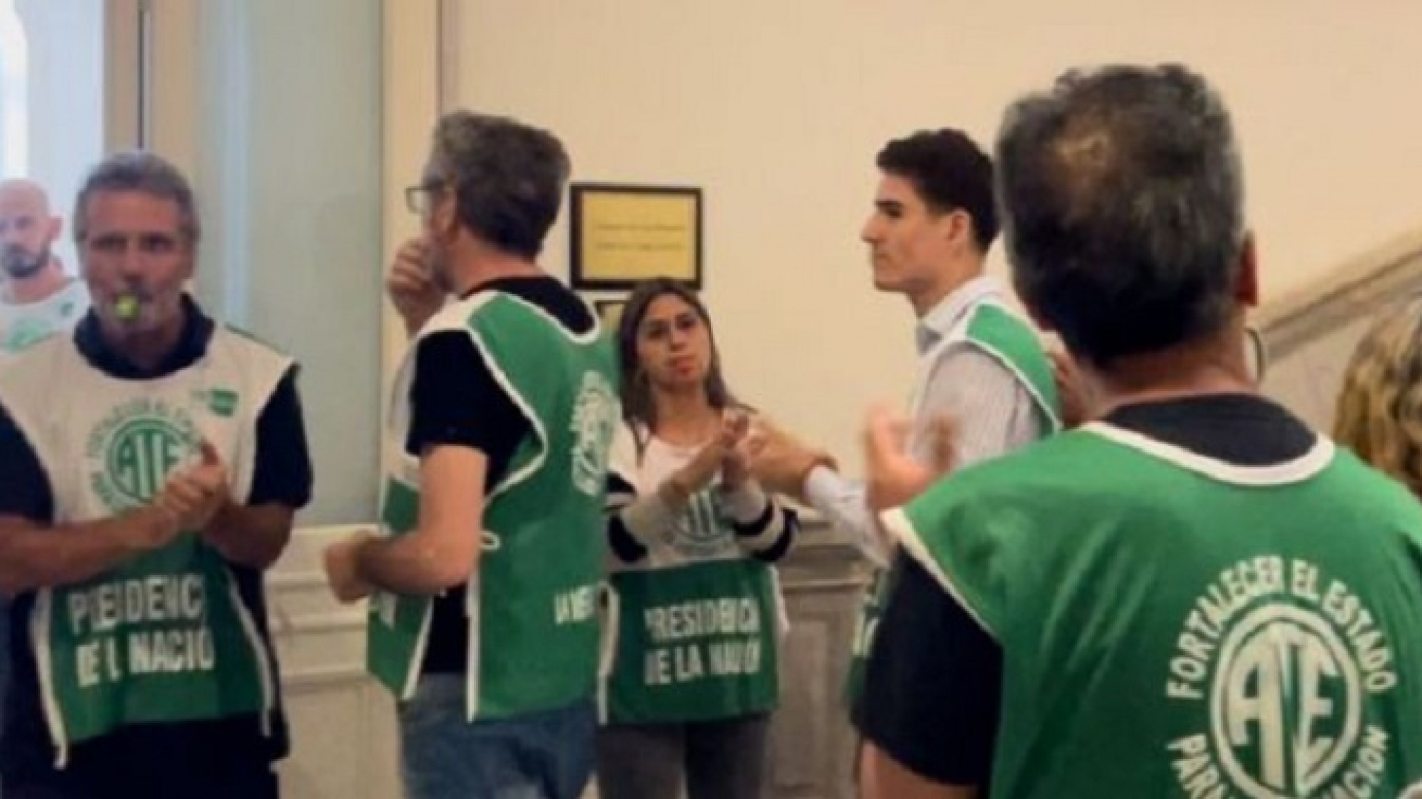 Trabajadores afiliados a ATE realizaron un "aplausazo" en la Casa Rosada