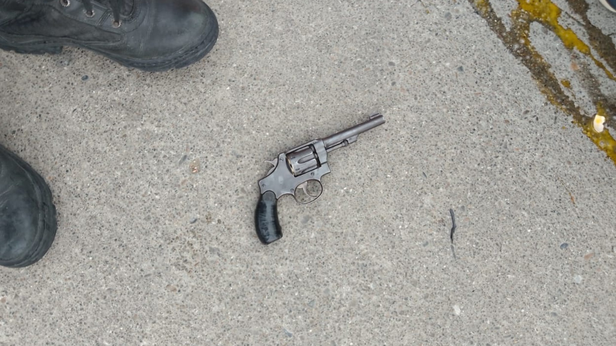 Amenazó con un arma de fuego a un policía: ¿hubo una confusión?