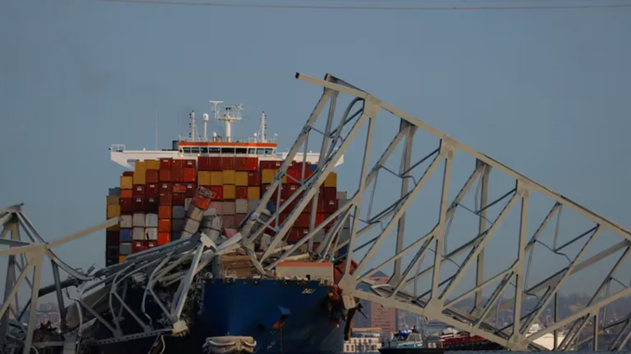 Se derrumbó un puente en EEUU tras ser impactado por un barco