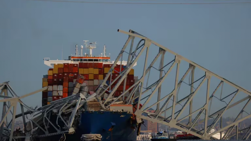 Se derrumbó un puente en EEUU tras ser impactado por un barco