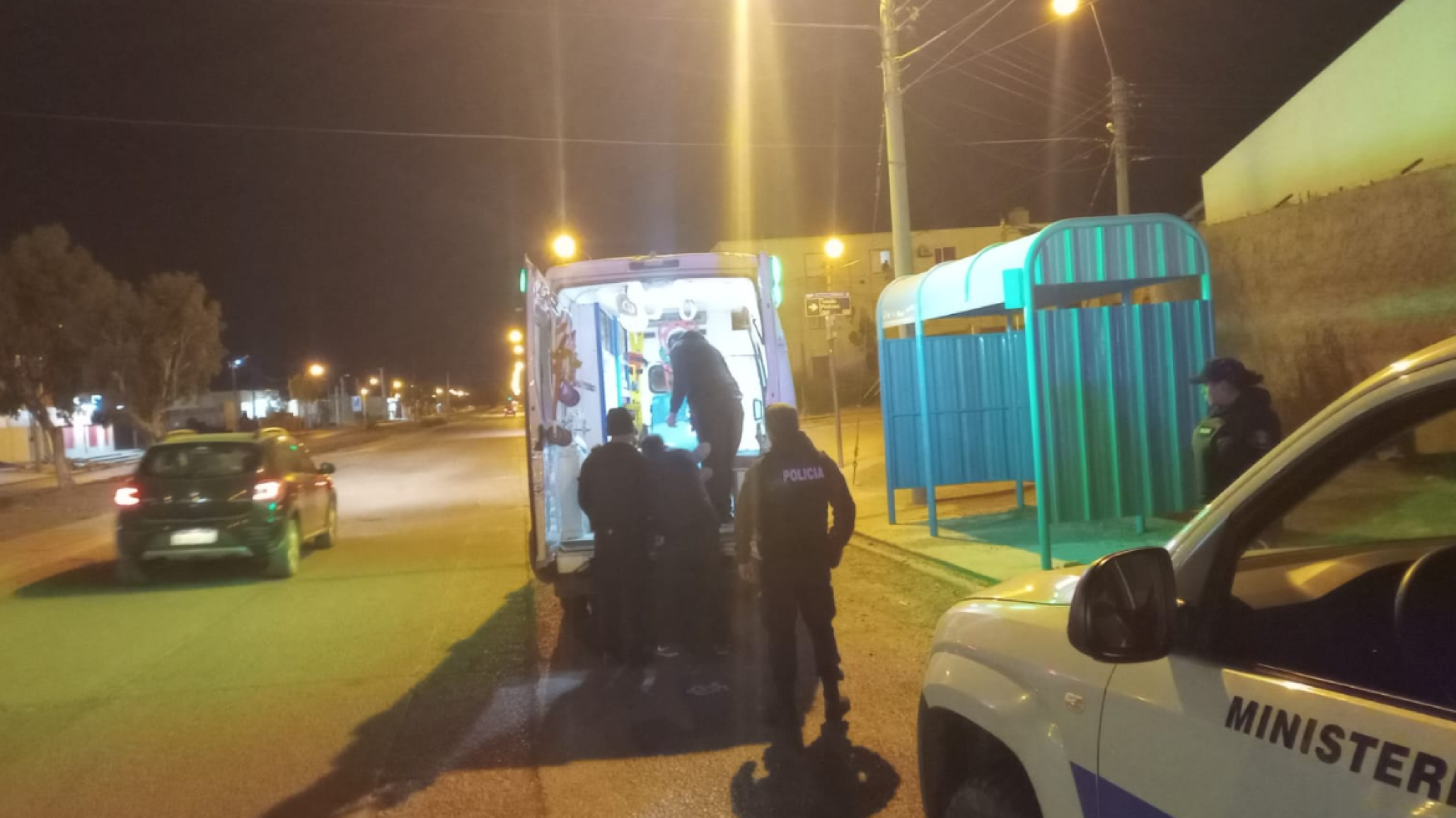Ataque desde un auto: joven fue baleado frente a la garita de colectivo