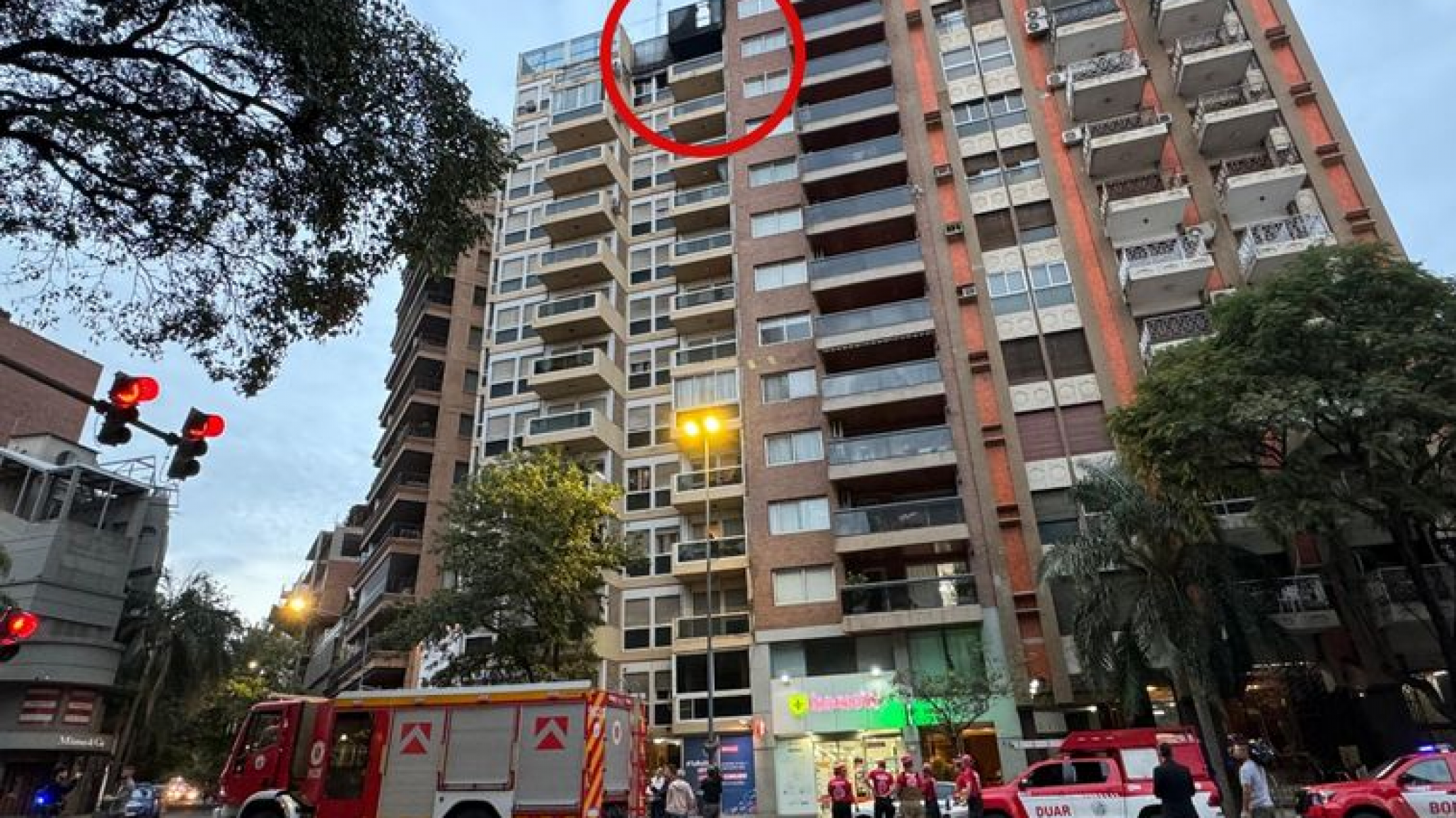 Tragedia en Córdoba: Se lanzó de de un piso 12 para escapar de un incendio y murió