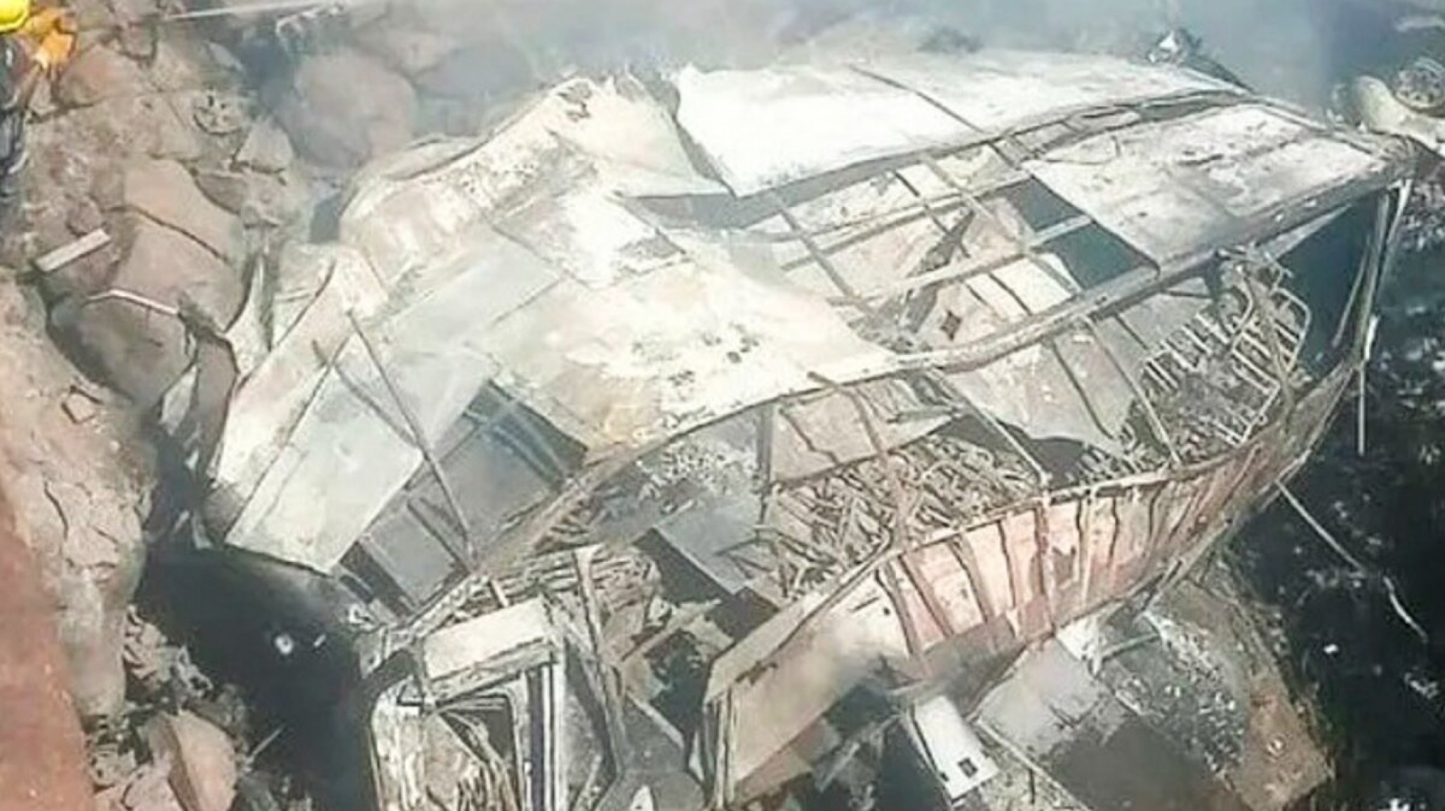 Tragedia en Sudáfrica: Un niño de ocho años sobrevive a la caída de un autobús desde un puente en llamas