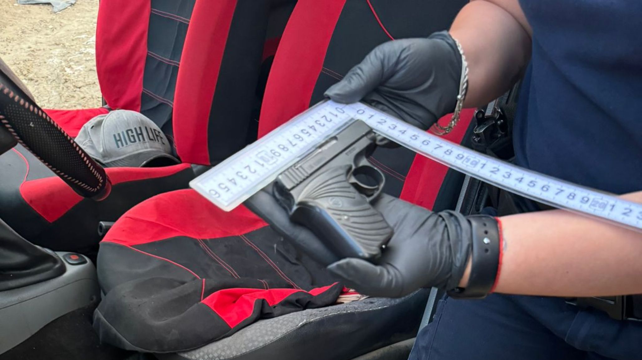 Intentaron evadir el control, los revisaron y encontraron una pistola
