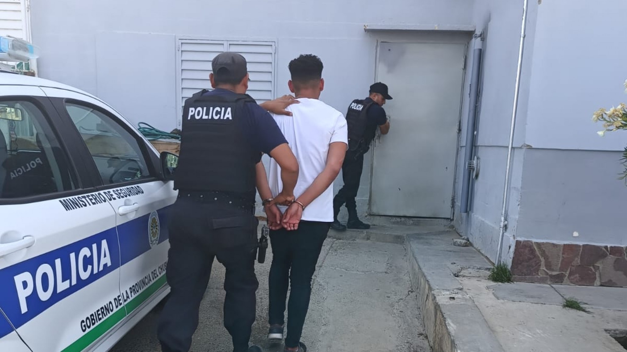 Violento robo en una pollería: golpeó al empleado y agredió a los clientes