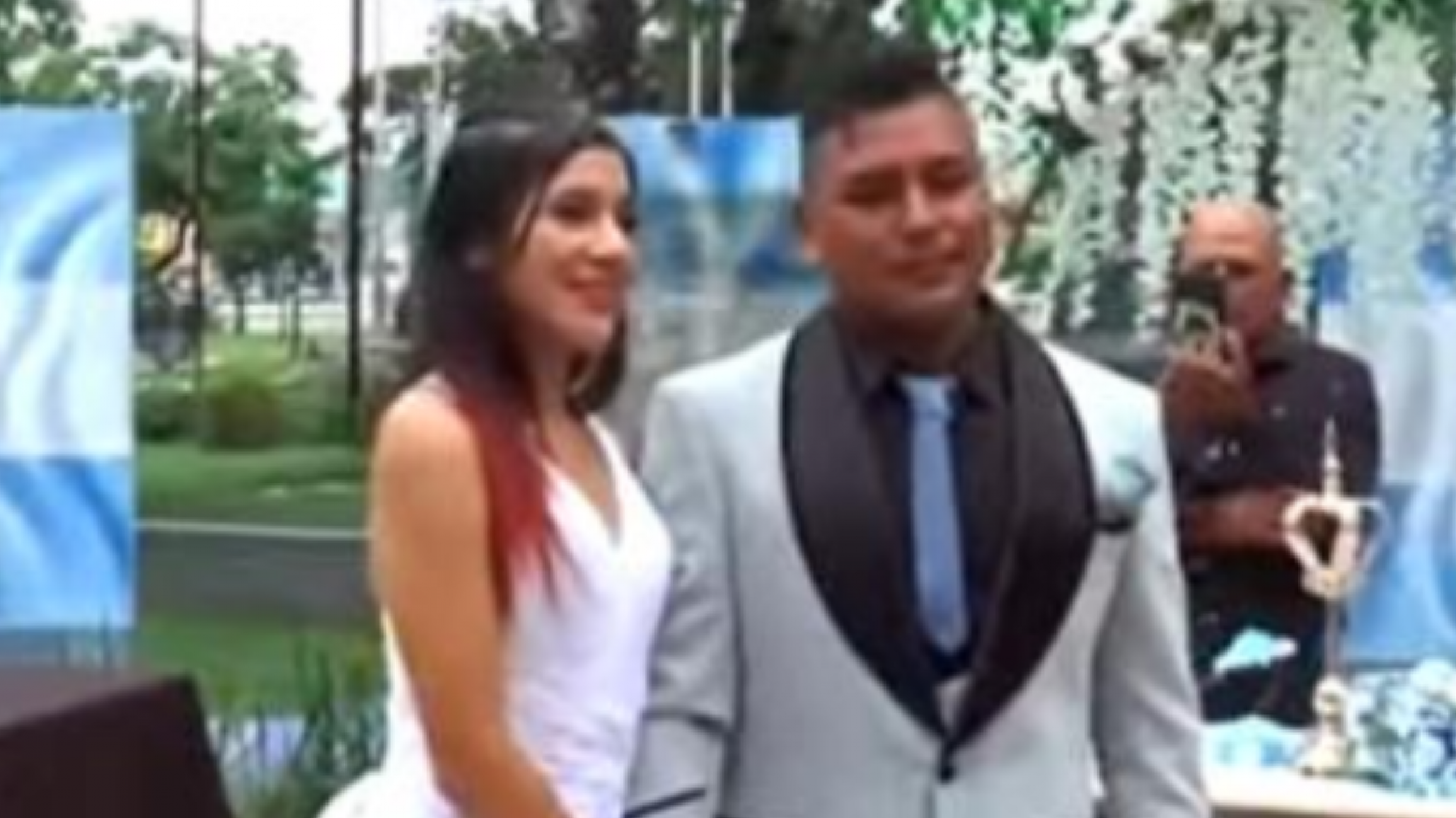 ¡No hay plata!: Se casaron en una Plaza porque no podían pagar un salón