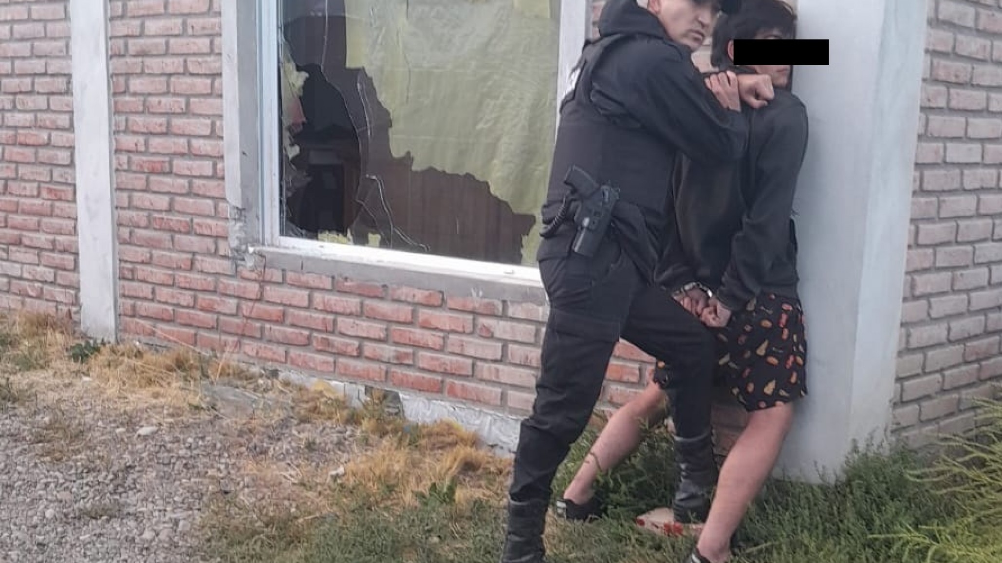 Un comodorense causando disturbios en Sarmiento: detenido por entrar a una casa y robar dos botellas de vino