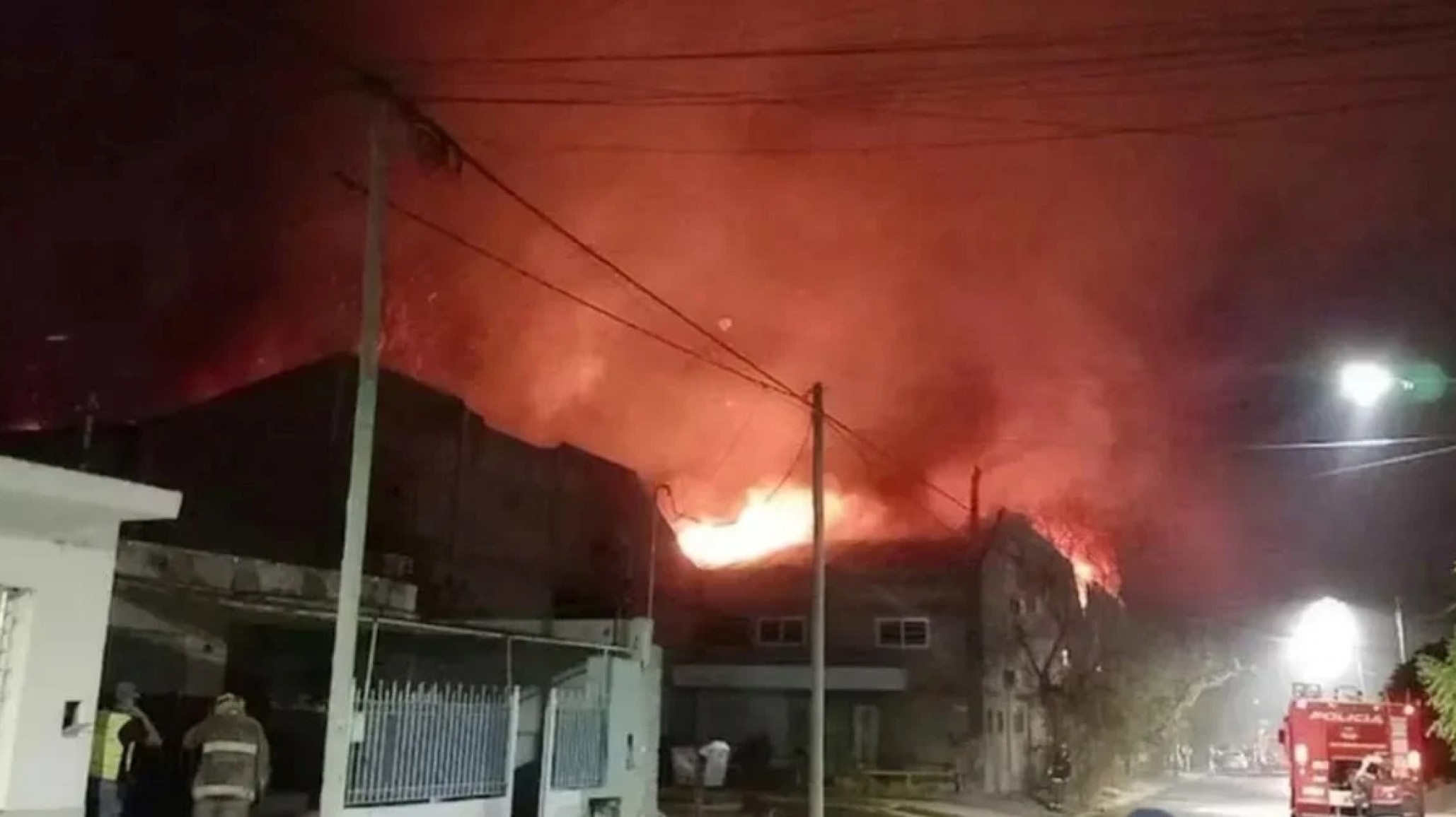Horror en Cumelén: Prendió fuego su casa arrojando trapos y mató a su hijo