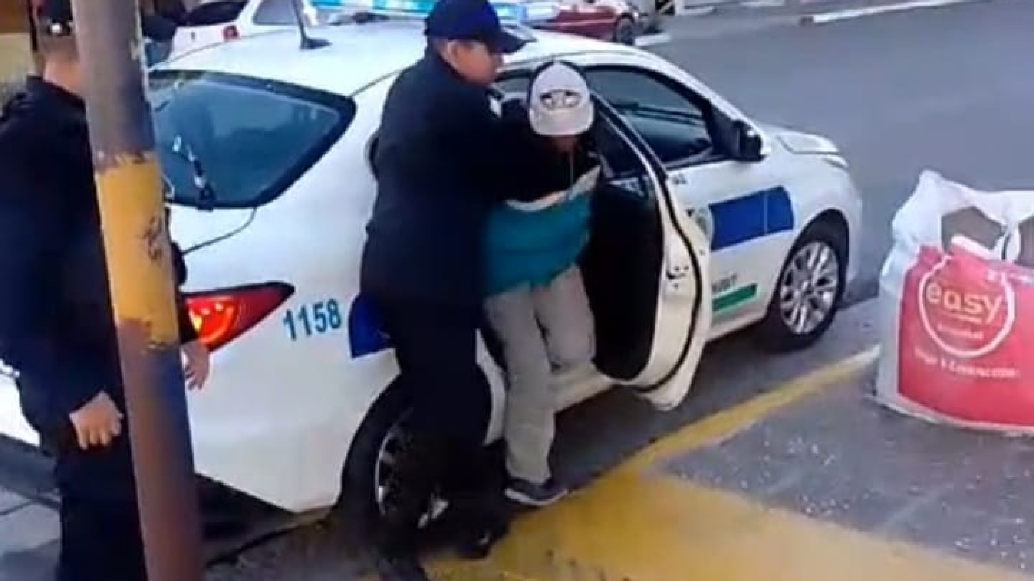 Intentó abrir autos, dio datos falsos y quiso pelear con la policía