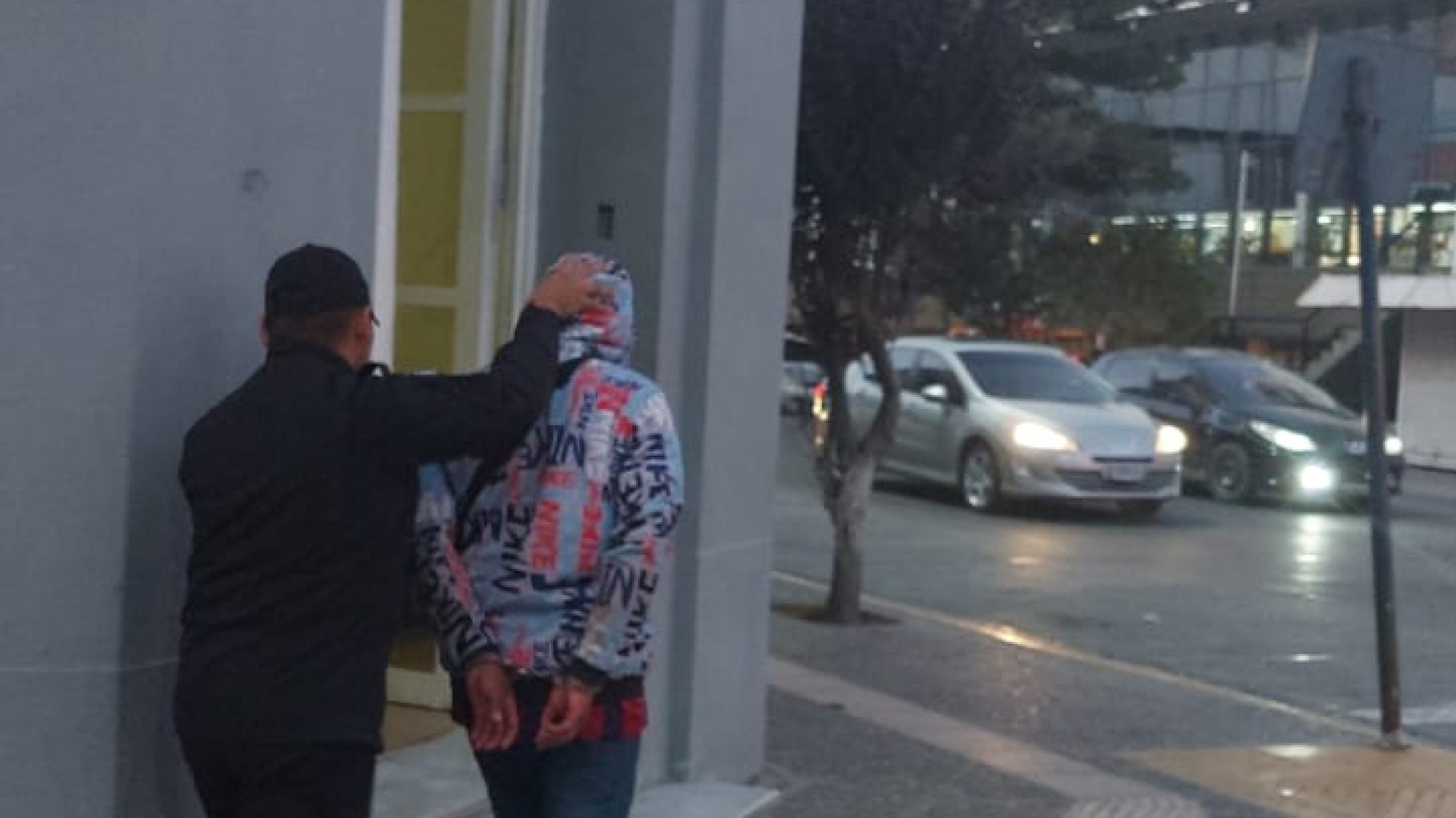 Orinó en la vía pública y le mostró las partes íntimas a la policía