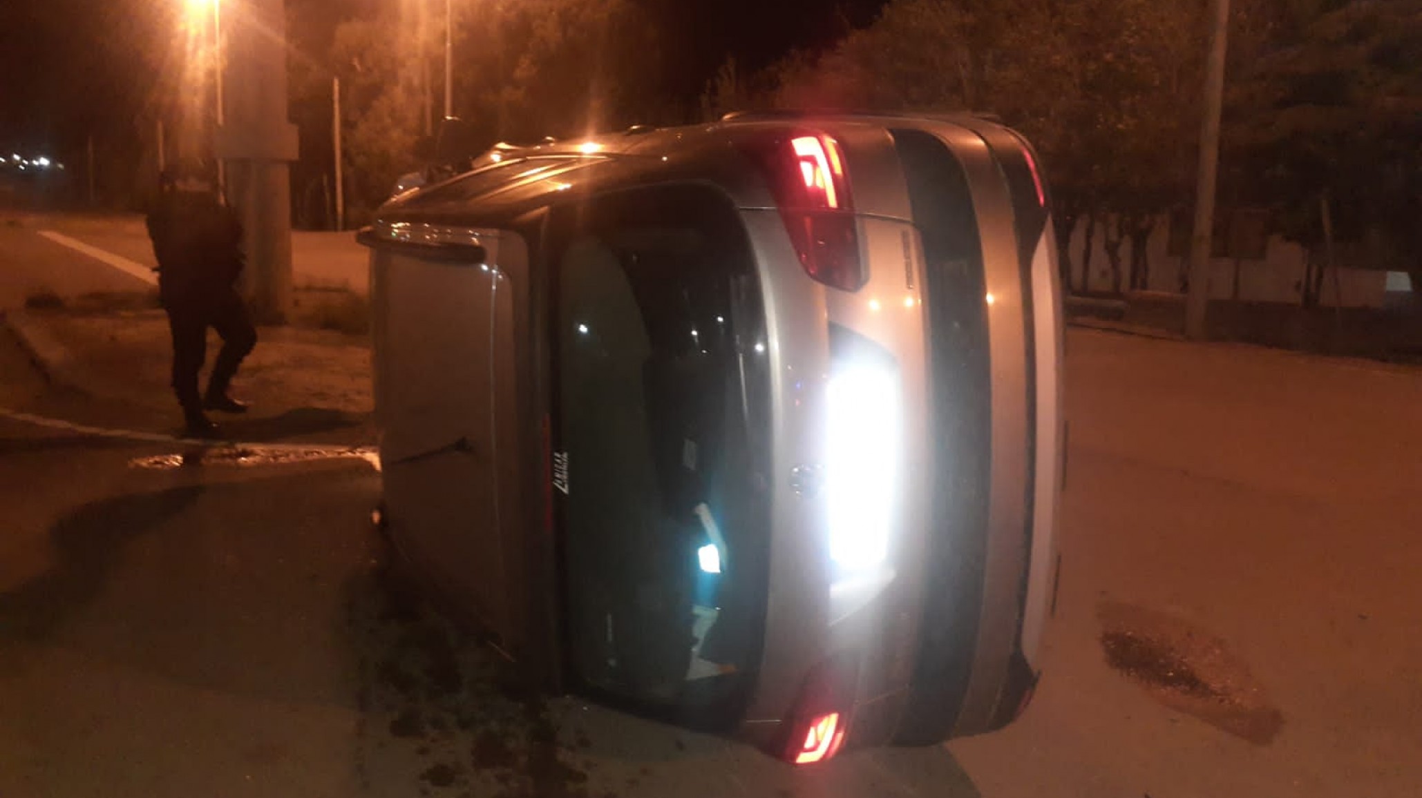 Conductor ebrio volcó y terminó con una herida en la cabeza