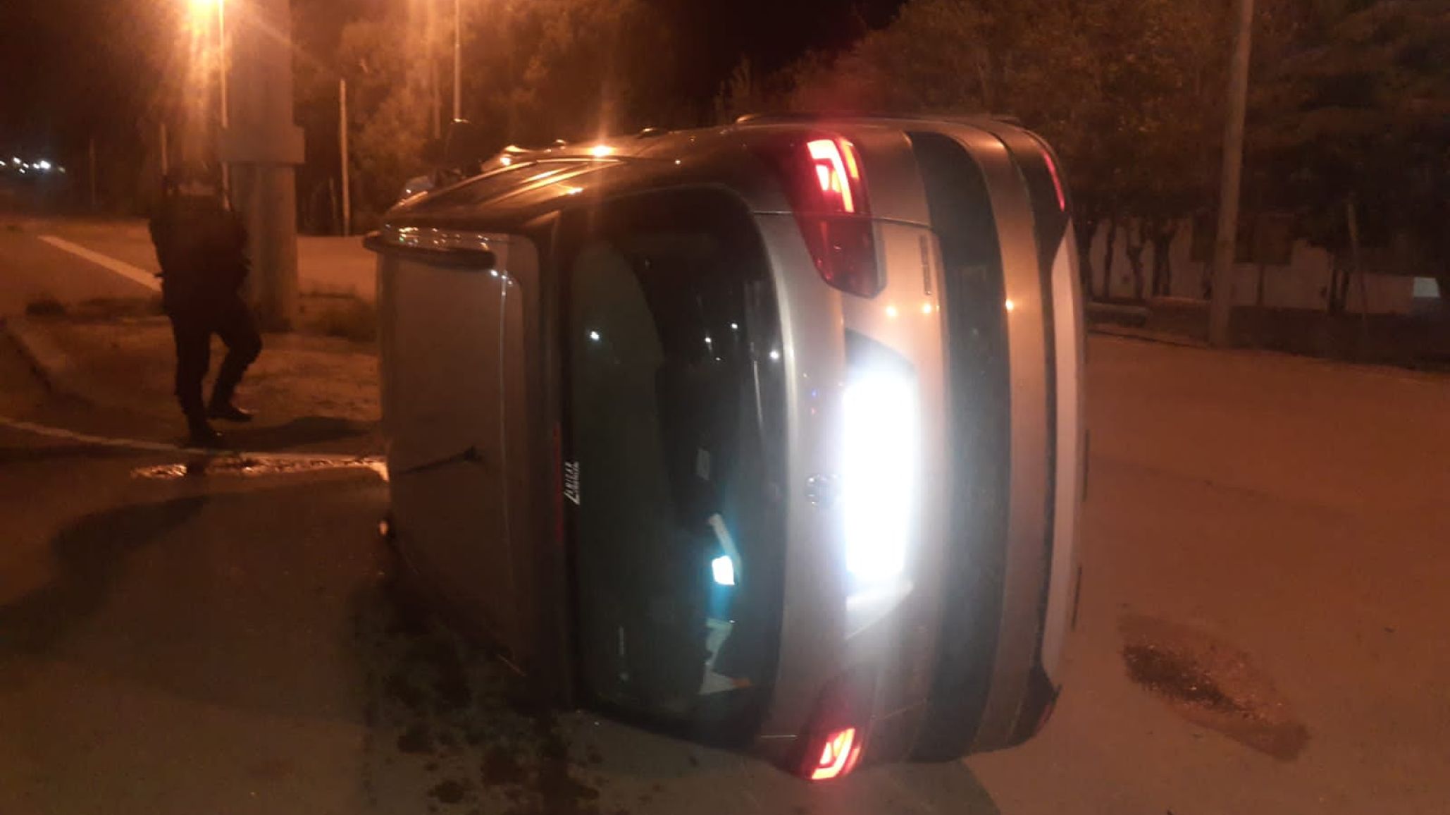 Conductor ebrio volcó y terminó con una herida en la cabeza