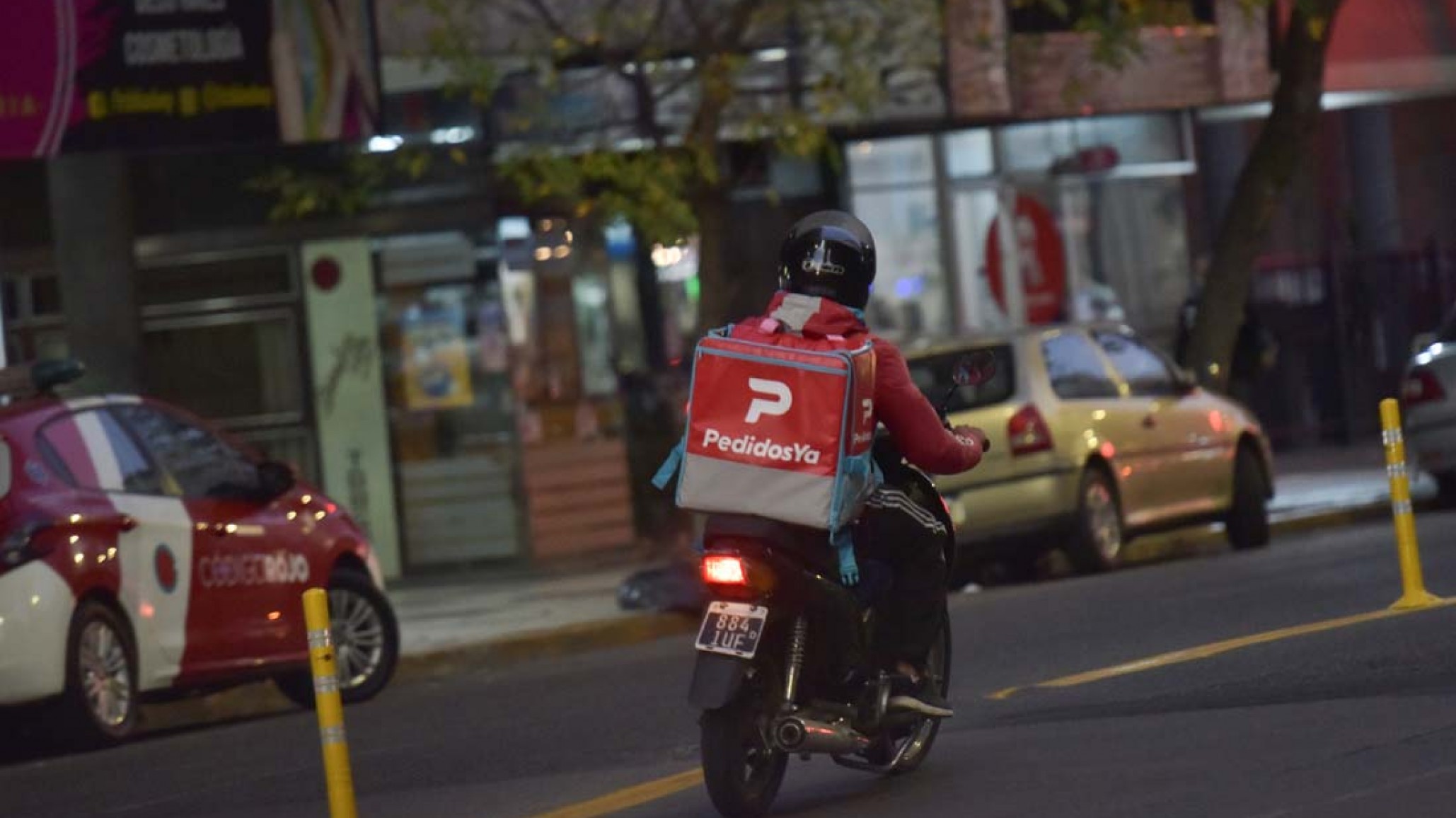 Grupo de delivery detuvo a un ladrón, lo golpearon y recuperaron una moto robada