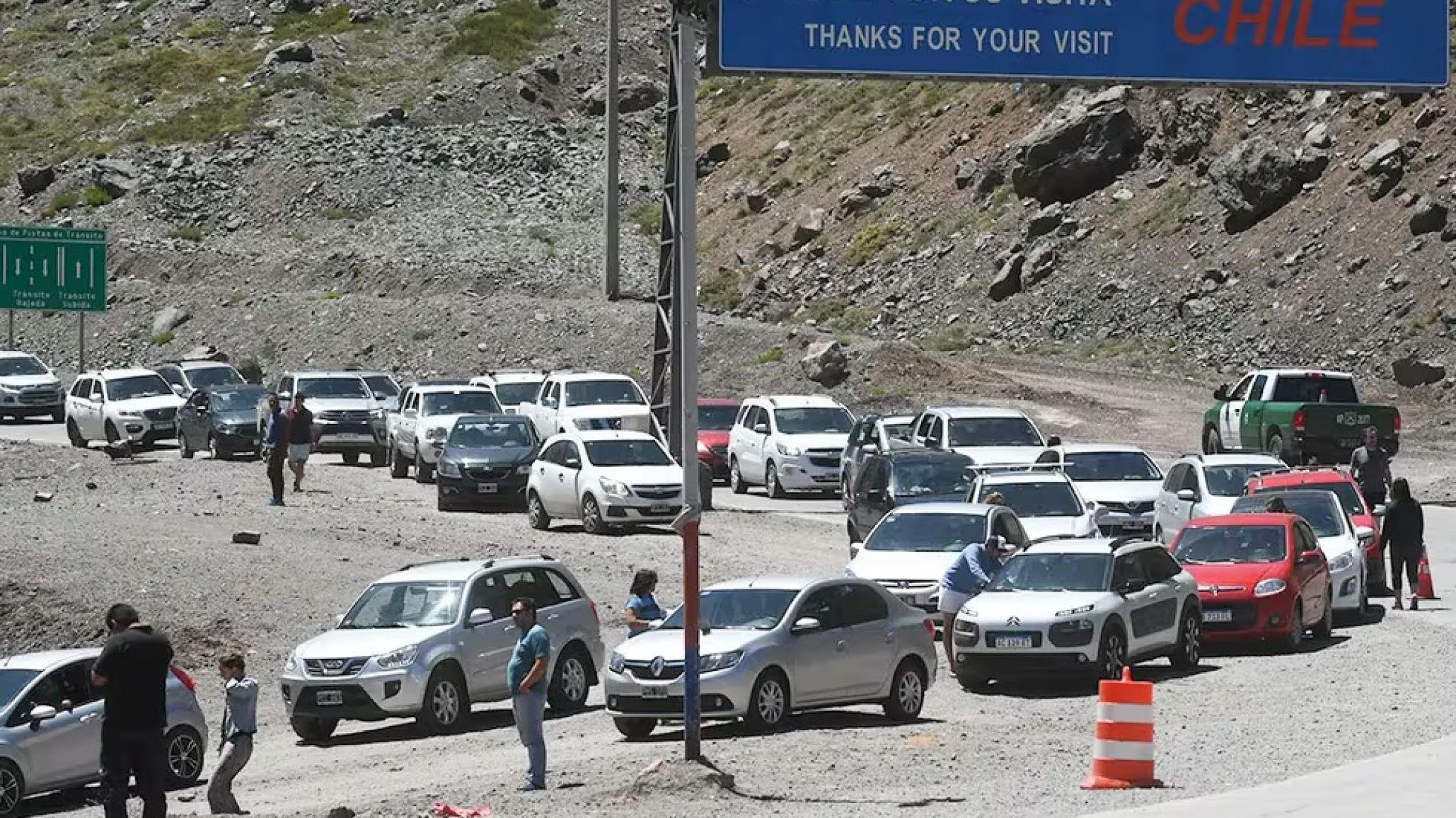 La vuelta de los argentinos se complica: Horas de demora en la frontera con Chile
