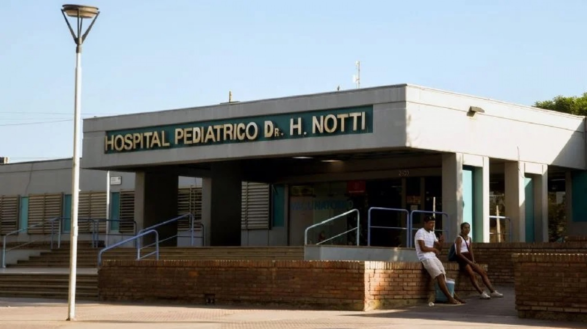 Hombre vuelca con auto robado y abandona a sus hijos heridos