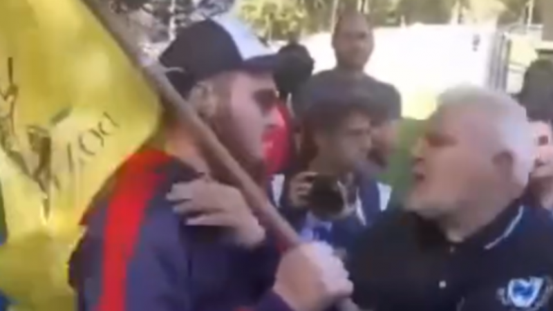 Casi lo linchan: un provocador con bandera "Don't Tread on Me" interrumpió un acto de Malvinas
