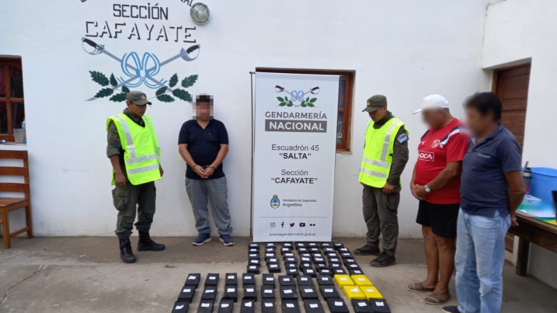 Gendarmería secuestró más de 50 kilos de cocaína que estaban escondidos en los paneles de una camioneta