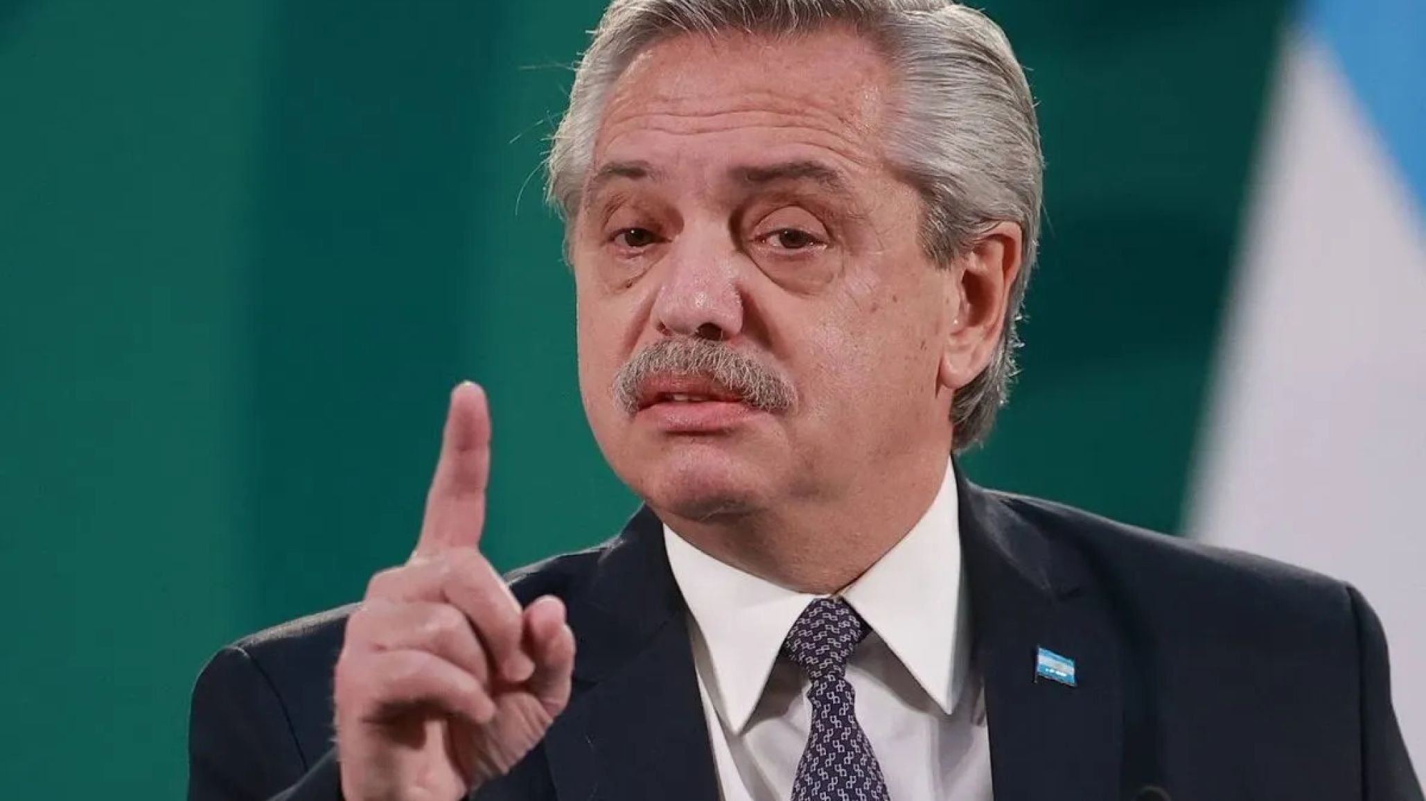 Alberto Fernández: "El Presidente disfrazado de militar junto a una autoridad de Estados Unidos, nos llena de vergüenza como Nación"