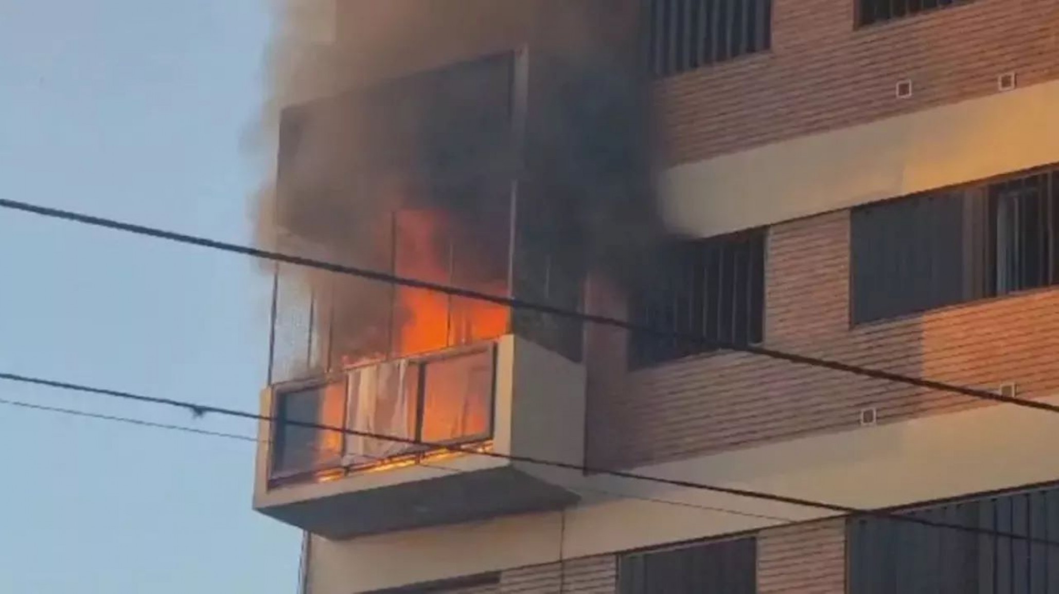 Un hombre intentó hacer un repelente casero, pero terminó incendiando el departamento