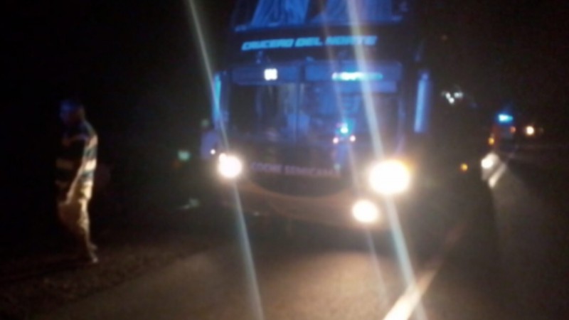 Un mecánico arreglaba un colectivo en la ruta, se le cayó encima y murió aplastado