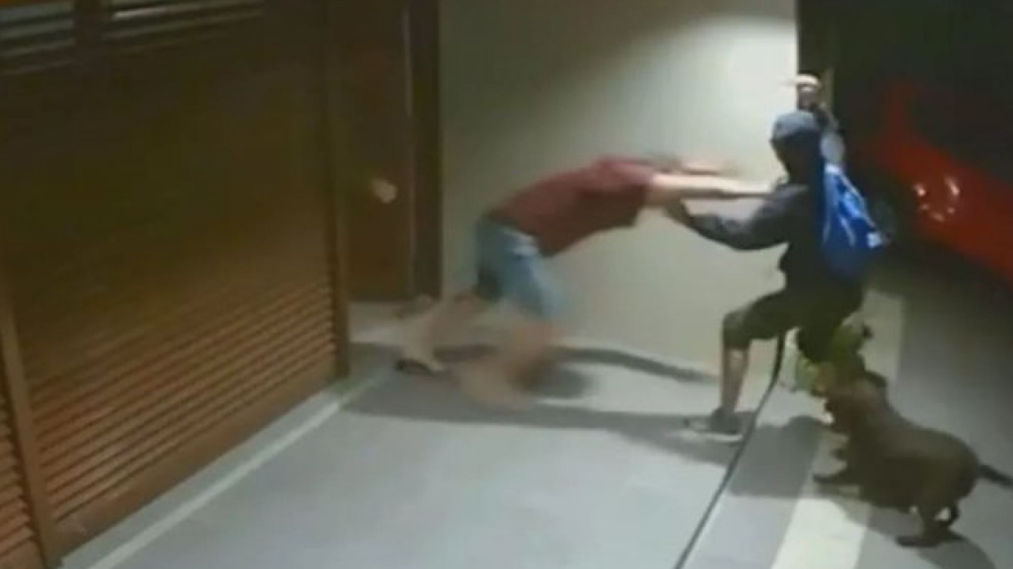 Padre enfrentó a un ladrón armado con un cuchillo para proteger a su hijo