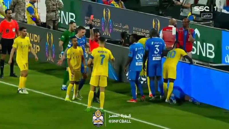 Cristiano Ronaldo es expulsado y se enfrenta al árbitro: le amagó una piña