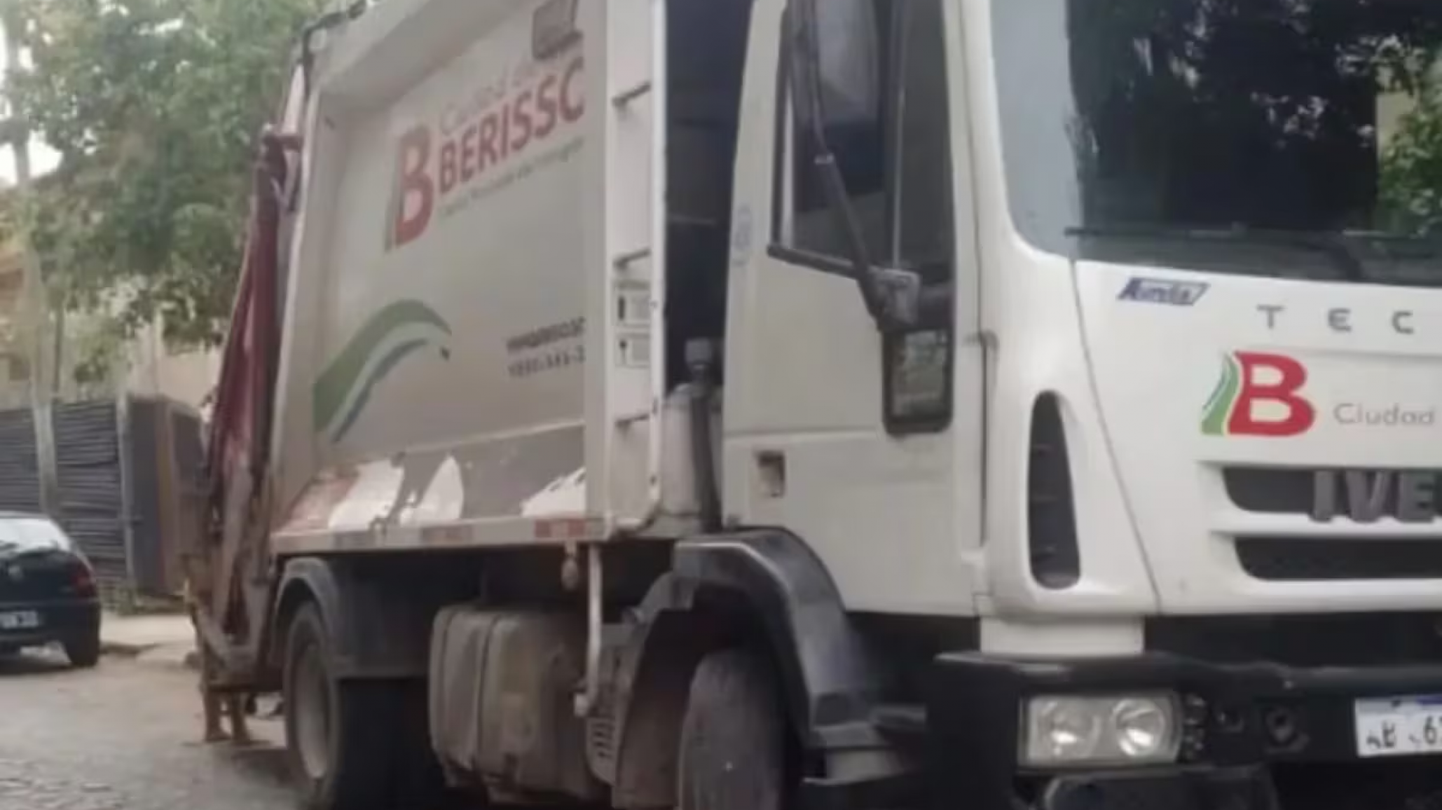 Chofer de un camión de basura atropelló a su compañero