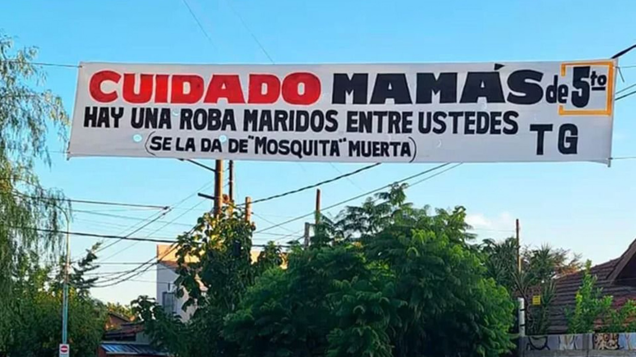 Una pancarta despertó una polémica entre vecinos: "Cuidado mamás, hay una roba maridos"