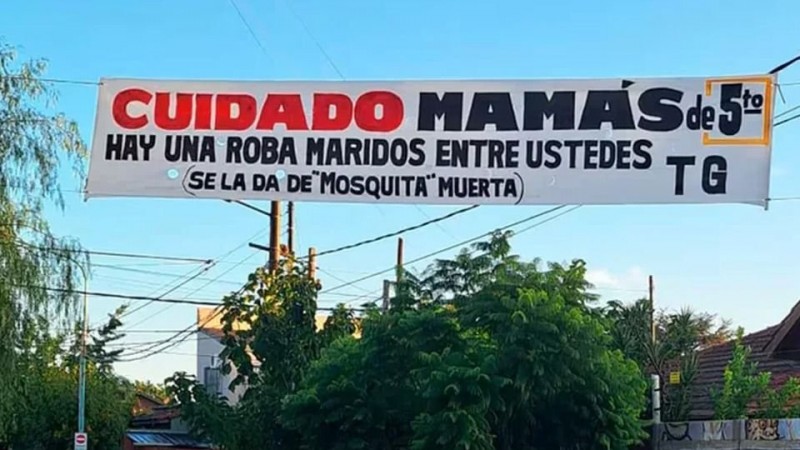 Una pancarta despertó una polémica entre vecinos: "Cuidado mamás, hay una roba maridos"