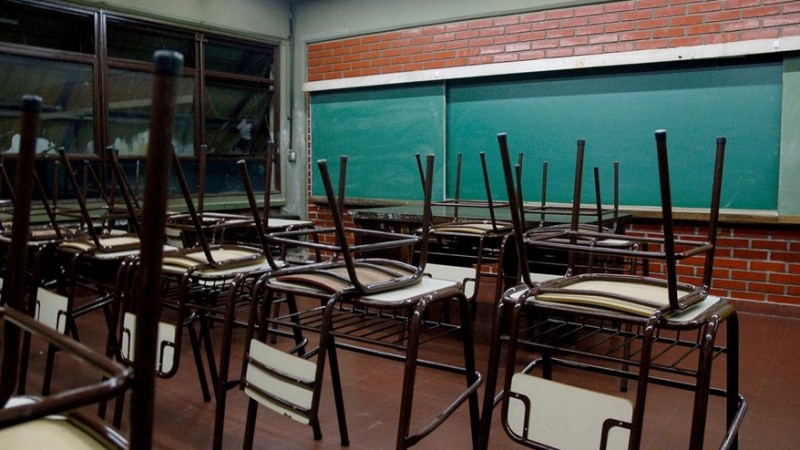 Escándalo en un colegio de Paraná: niña sorprendió a un profesor viendo porno