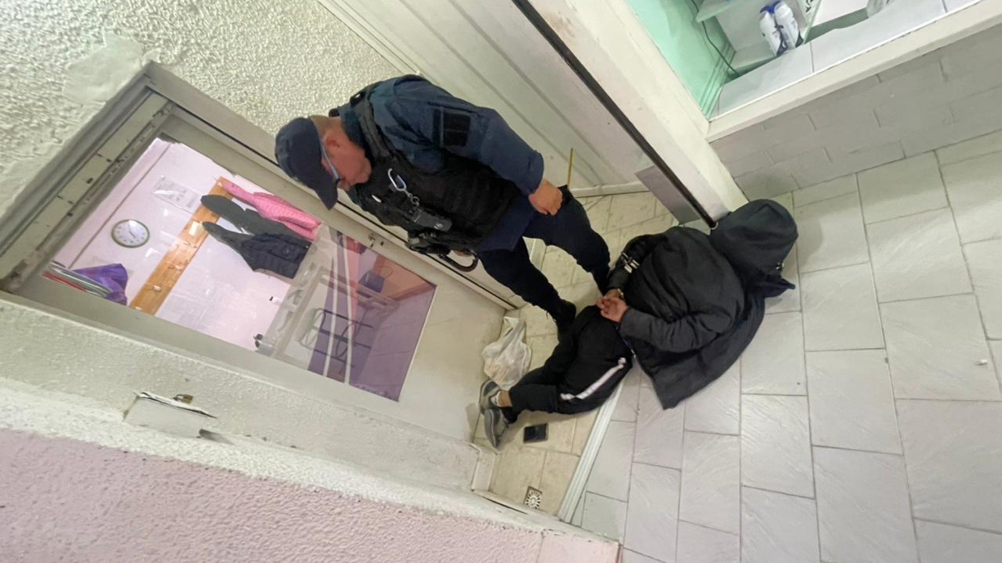 Ladrón ingresó a una escuela de danzas para robar un celular y la profesora lo retuvo