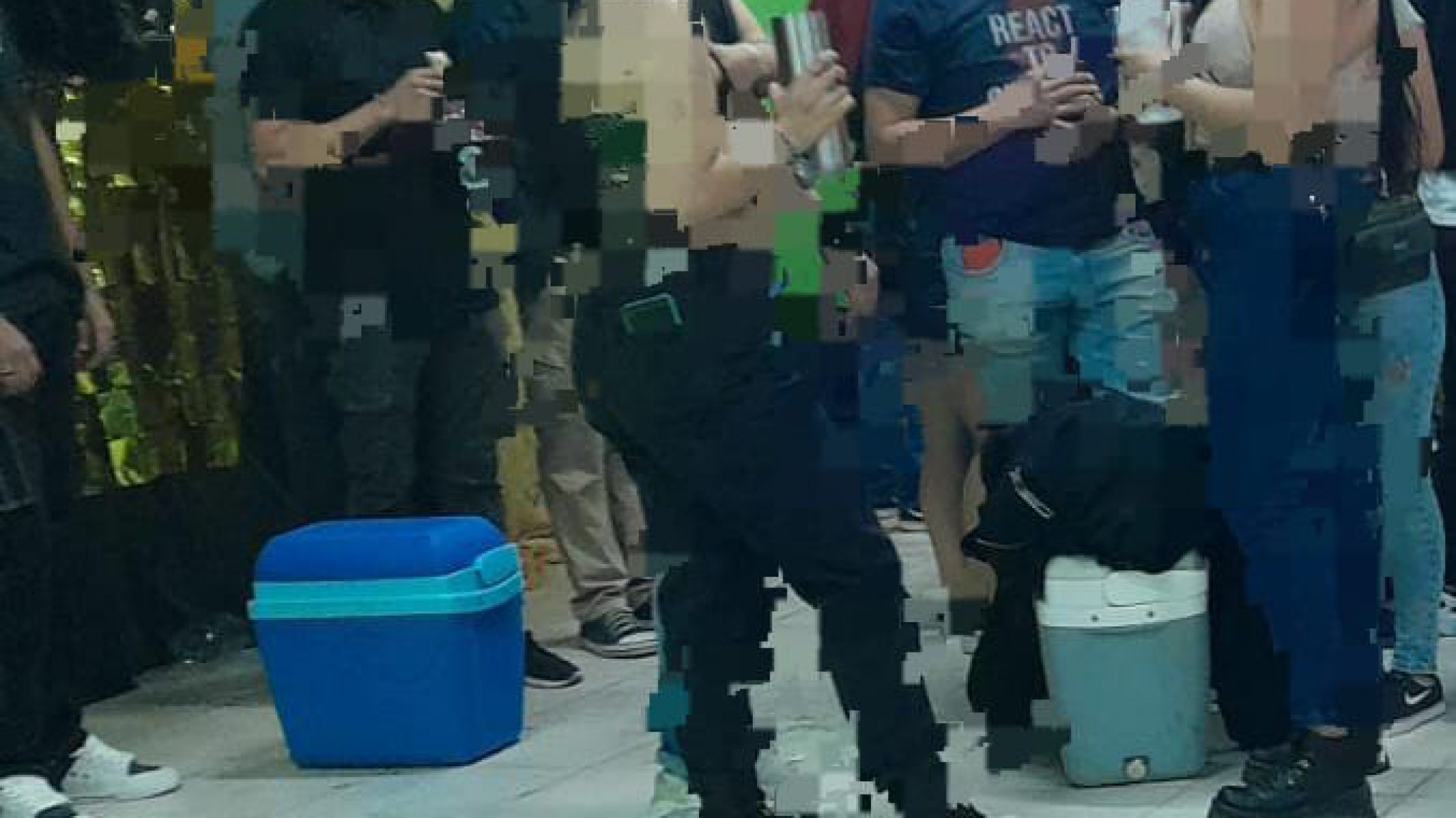 Adolescentes organizaron una fiesta clandestina y enfurecieron cuando la policía se llevó las bebidas alcohólicas