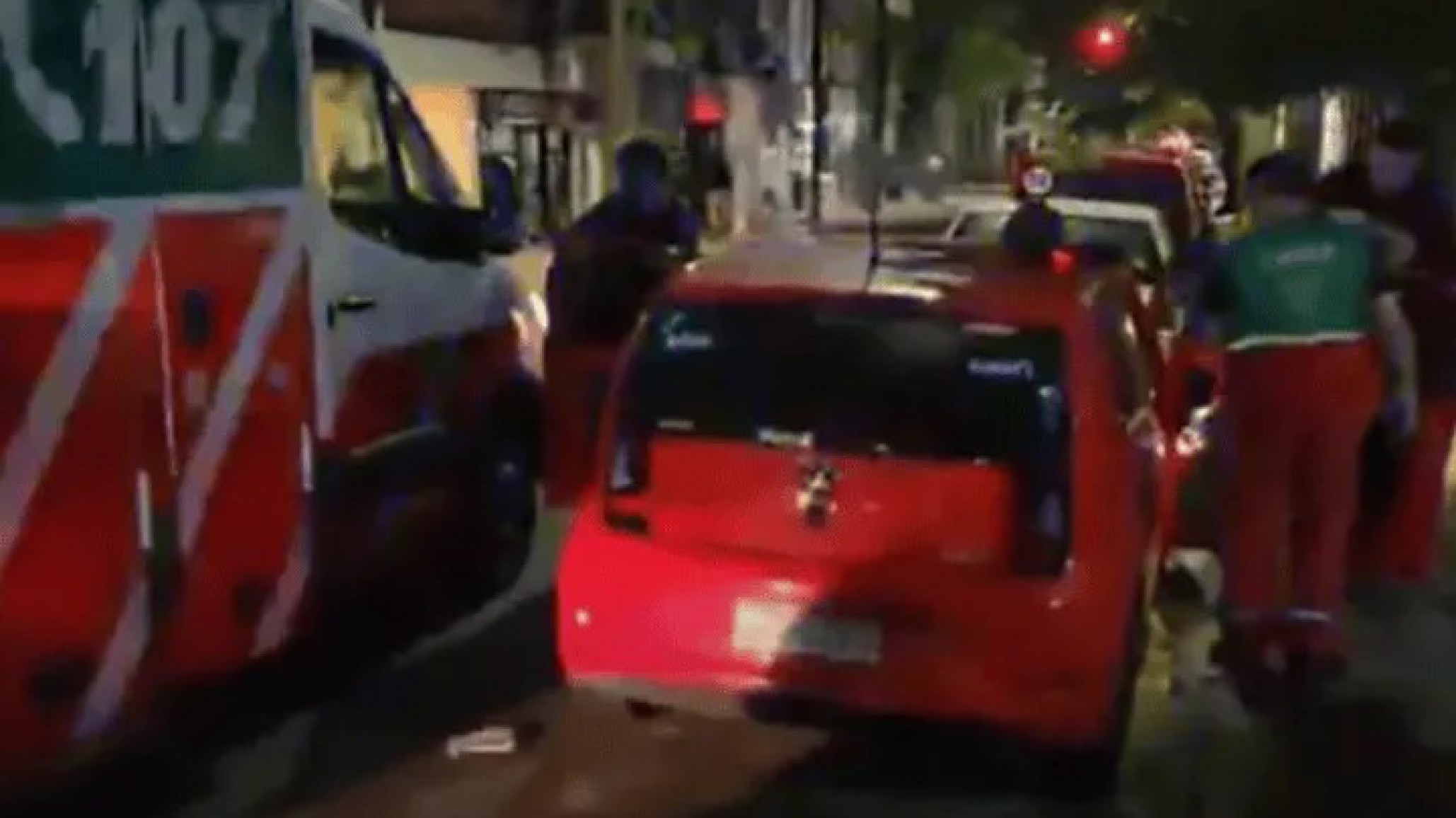 Un hombre mató a su pareja dentro del auto y luego se suicidó