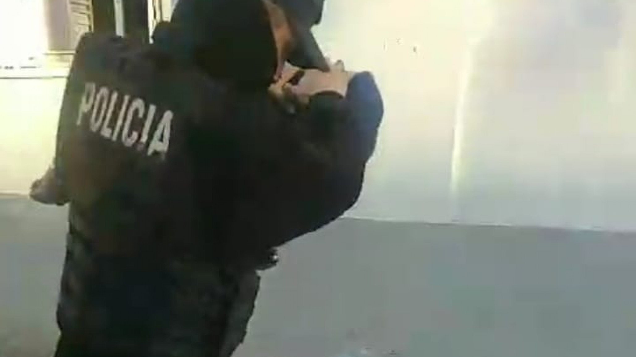 Intentar abrir autos estacionados mientras consumía alcohol: terminó en la comisaria