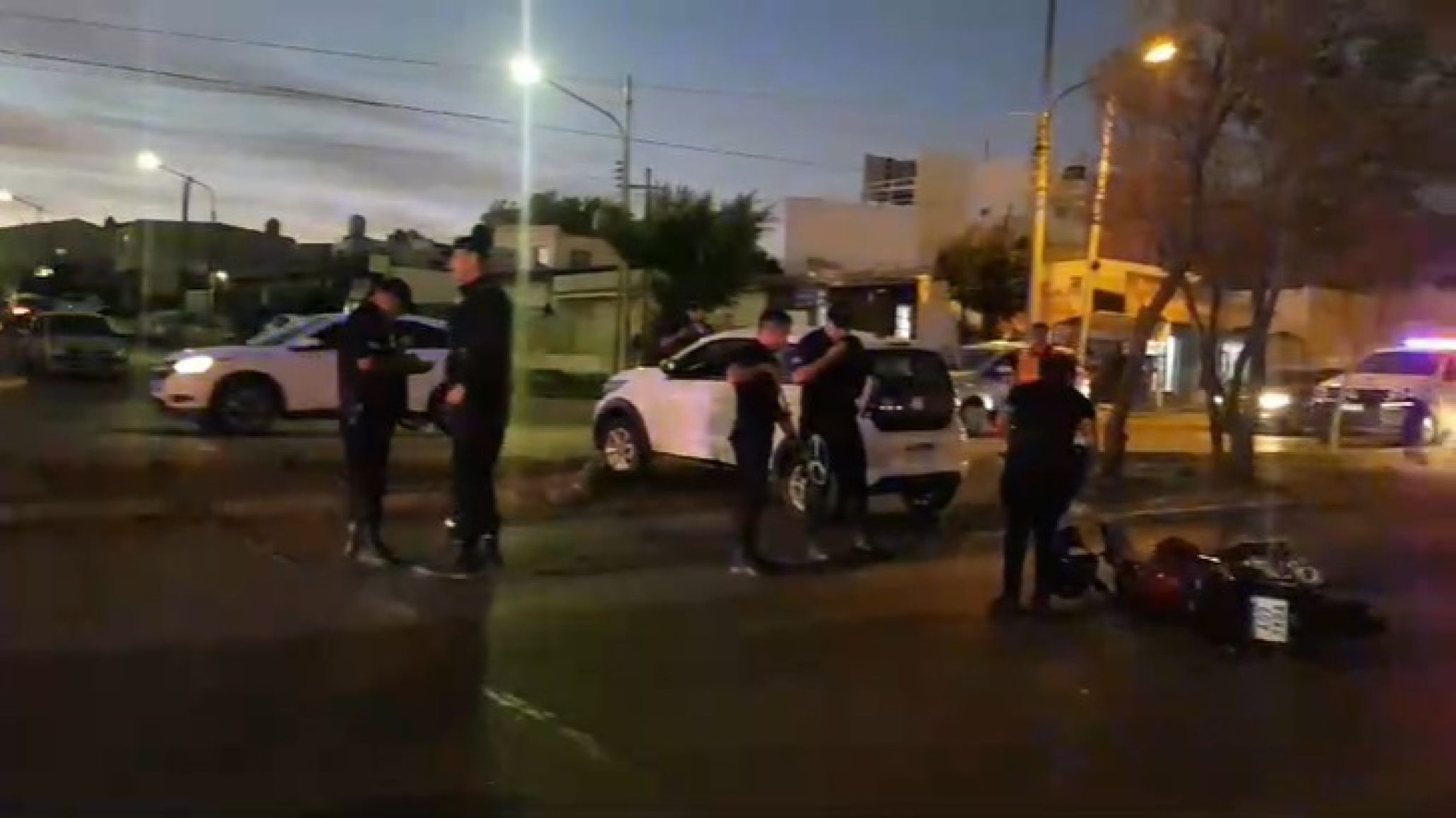 Accidente en Clarín y Avenida Kennedy: motociclista herido