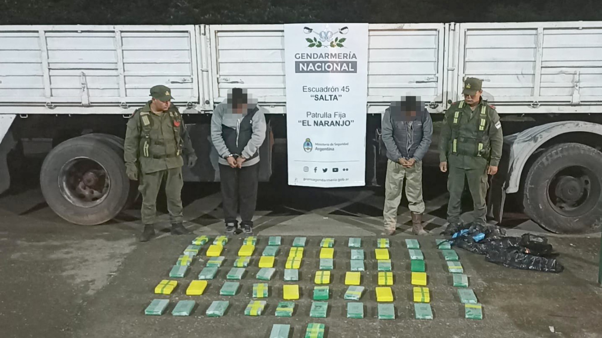 Dos detenidos: trasladaban más de 65 kilos de cocaína escondidos en el chasis de un camión