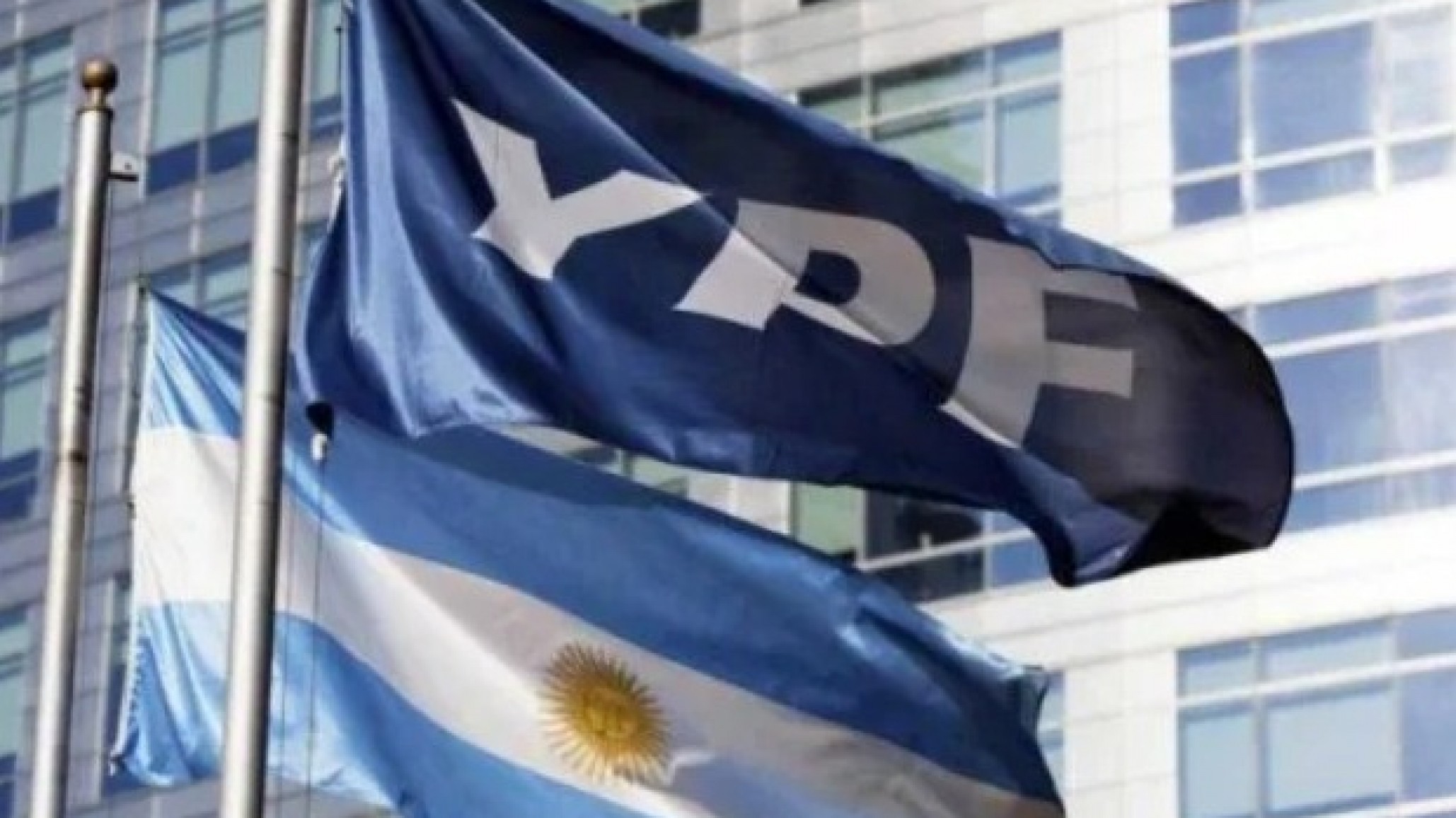 Vaciamiento y simulacro: Vaciamiento y simulacro: "YPF era un proyecto nacional y lo dejaron ir"