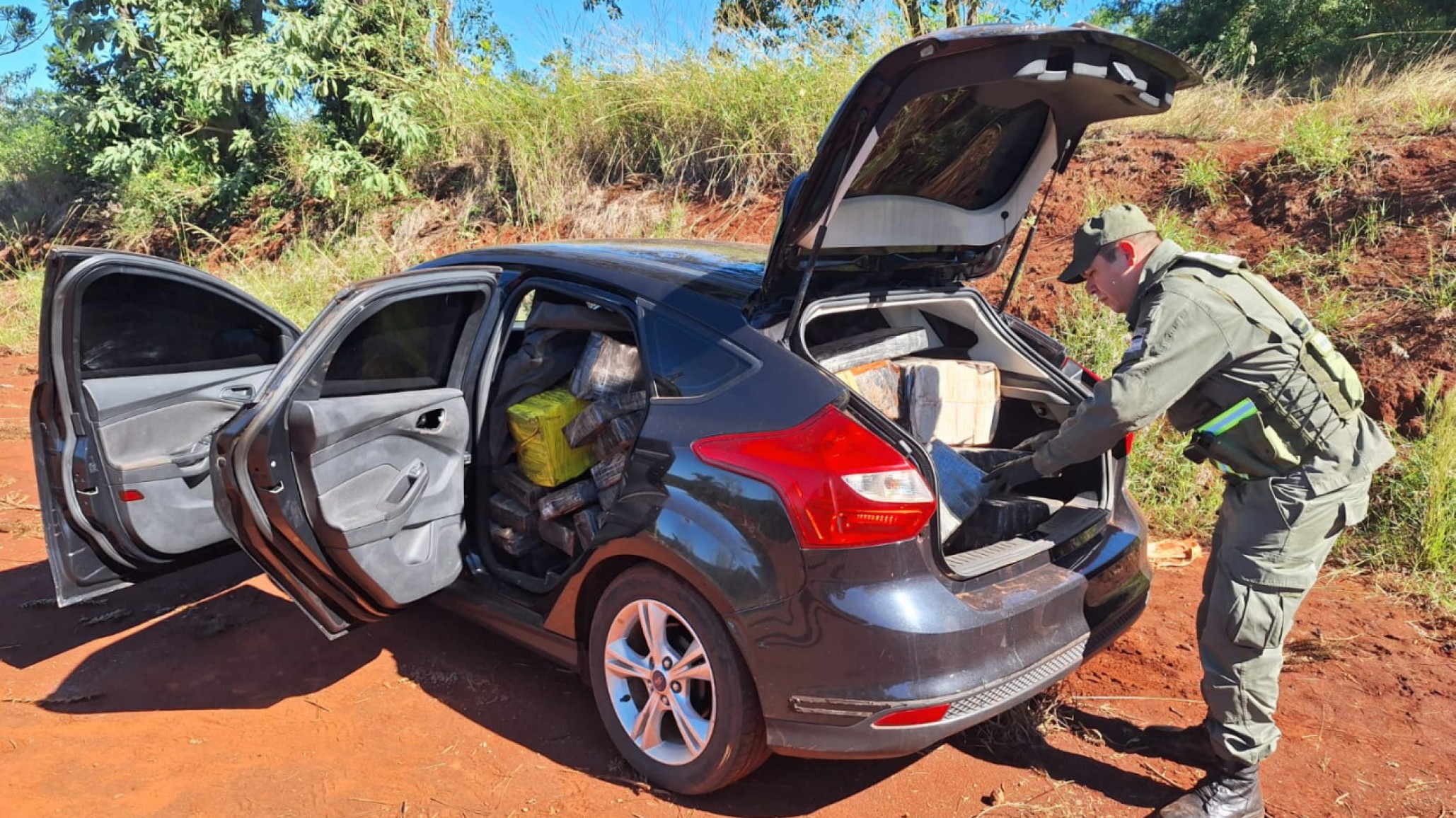 Hallaron un auto abandonado con más de 600 kilos de marihuana