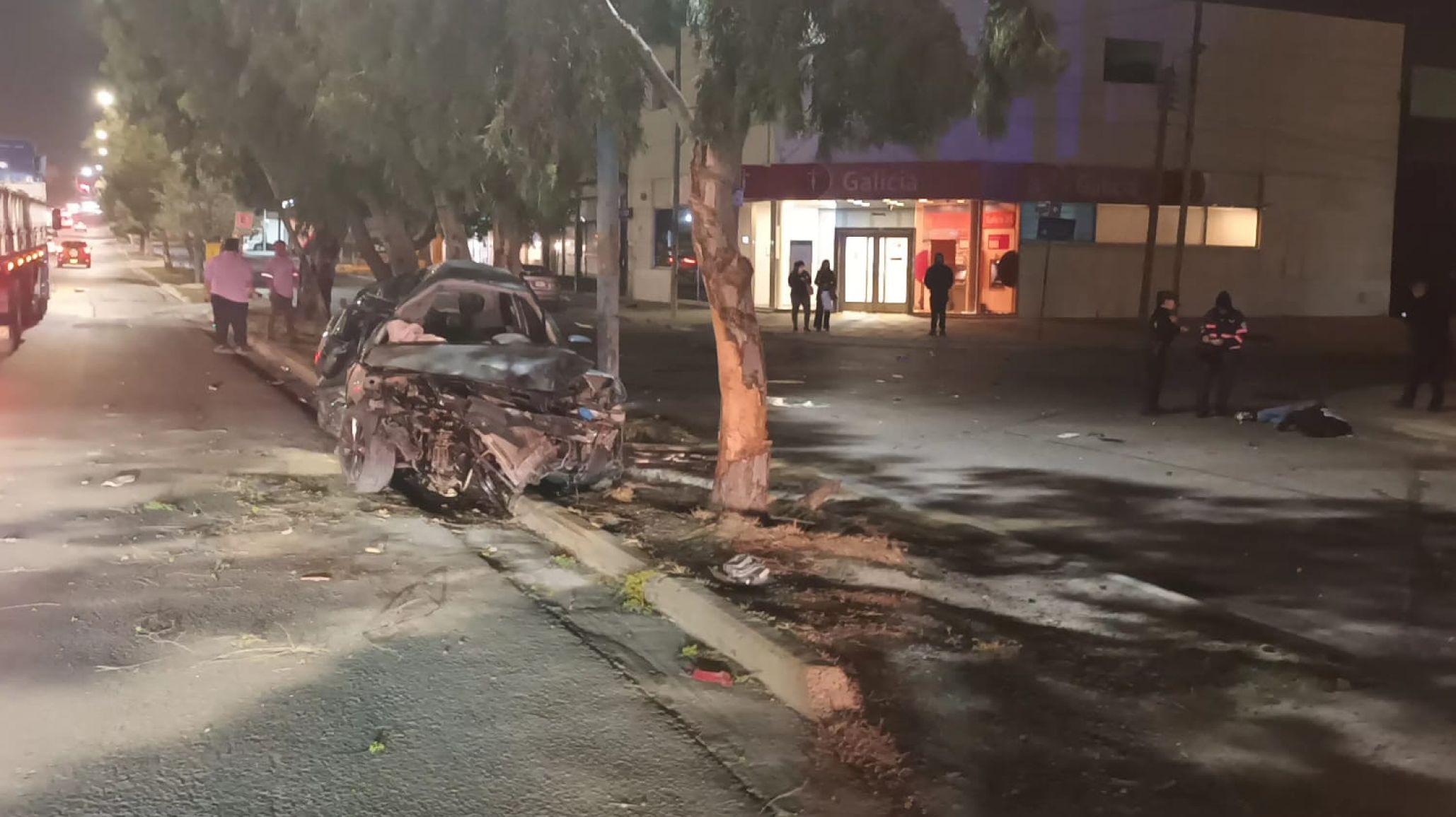Tremendo choque: impactó contra un poste de luz y salió despedido del auto