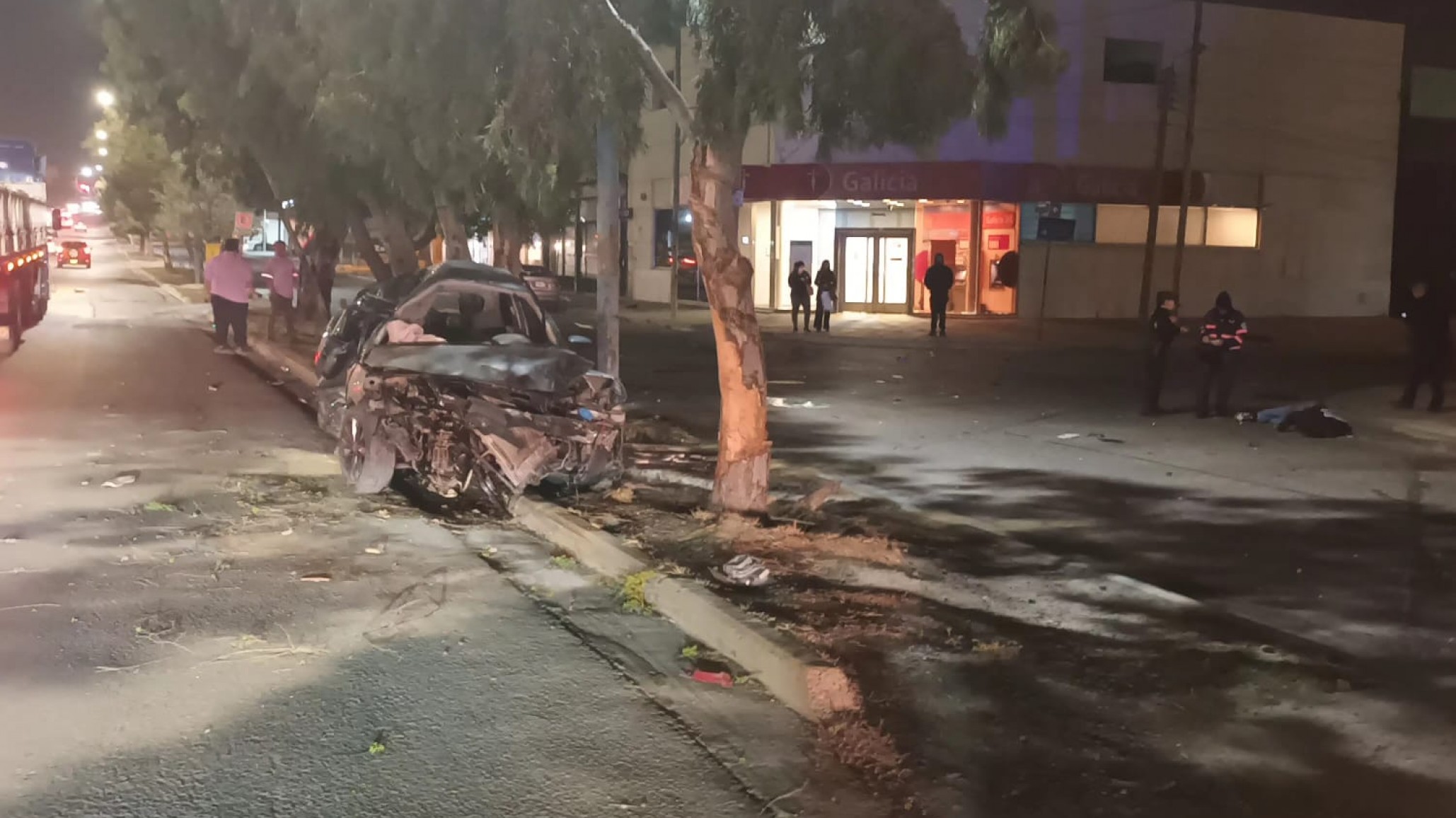 Tremendo choque: impactó contra un poste de luz y salió despedido del auto