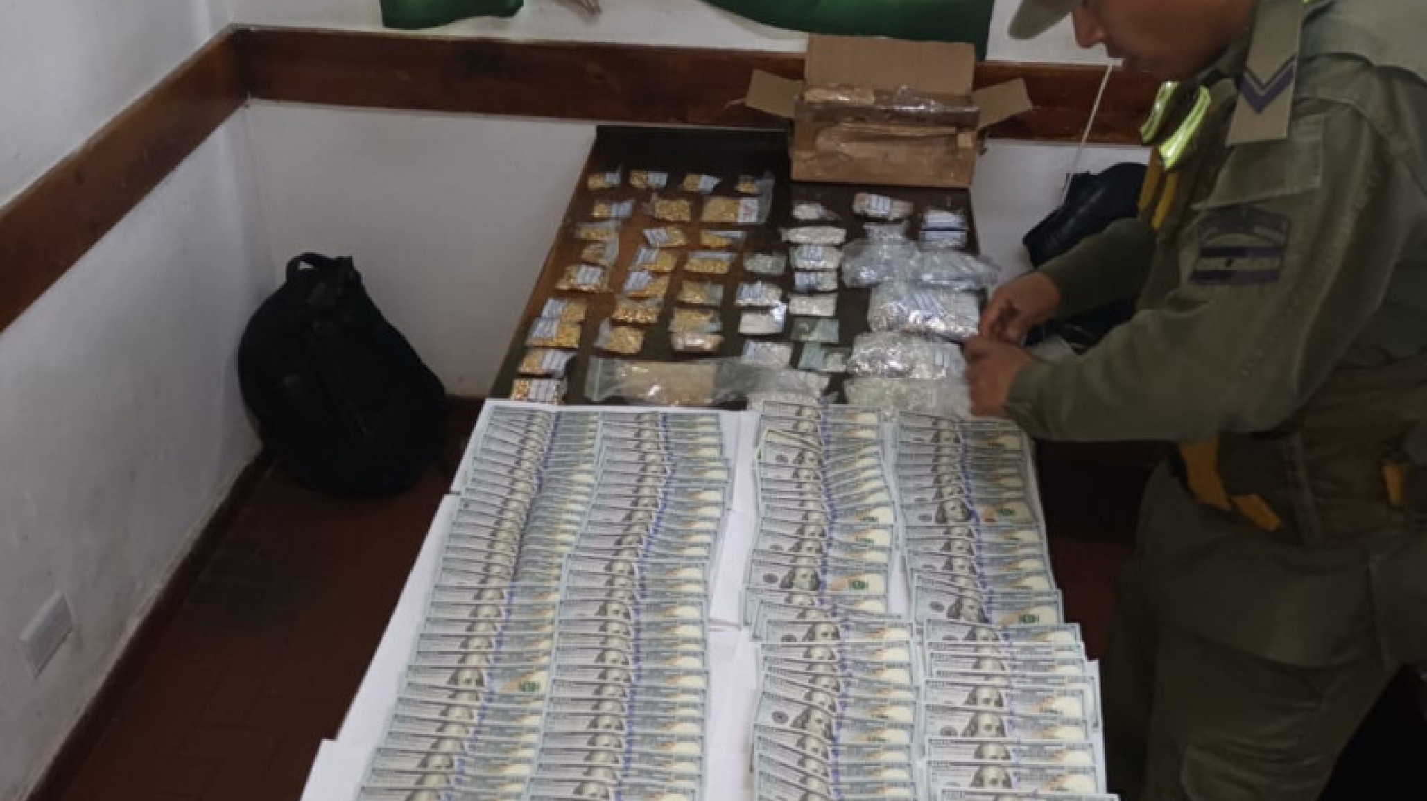 Choferes de un colectivo de larga distancia detenidos por transportar dólares y joyas de oro sin documentación