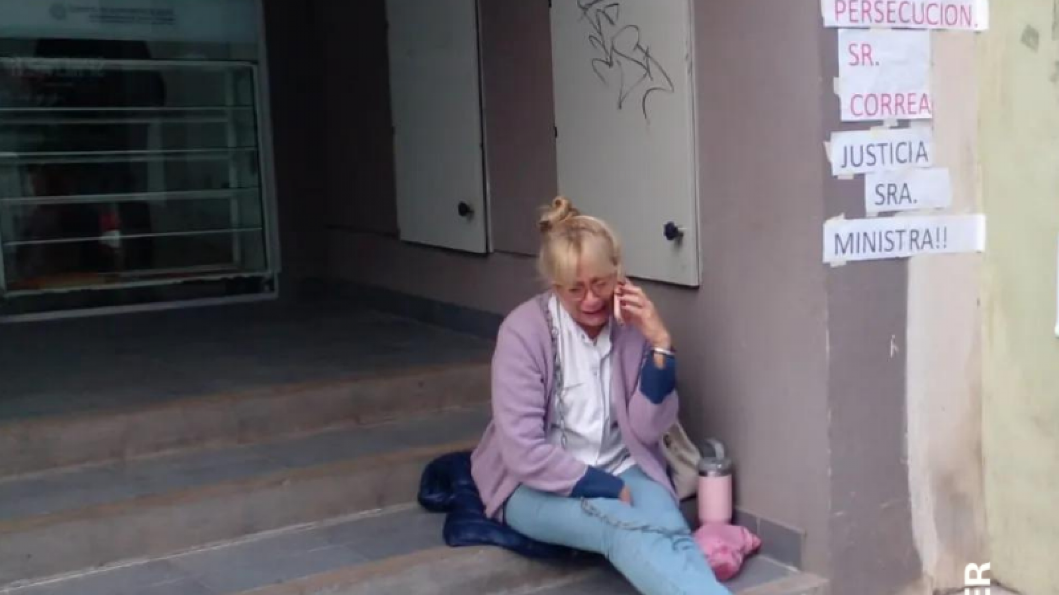 Maestra se encadena al Ministerio de Educación de Salta