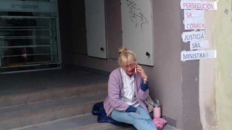 Maestra se encadena al Ministerio de Educación de Salta